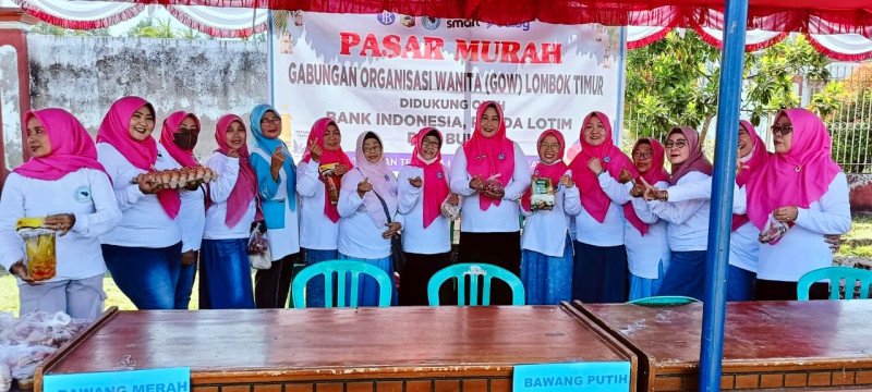 Foto Ketua GOW Lotim, Hj. Sri Mahyu Wardani Bersama Anggota dalam Acara Pasar Murah di Kantor Camat Suralaga, Jumat (28/8/2026) (Dok. Pribadi) Foto Ketua GOW Lotim, Hj. Sri Mahyu Wardani Bersama Anggota dalam Acara Pasar Murah di Kantor Camat Suralaga, Jumat (28/8/2026) (Dok. Pribadi)